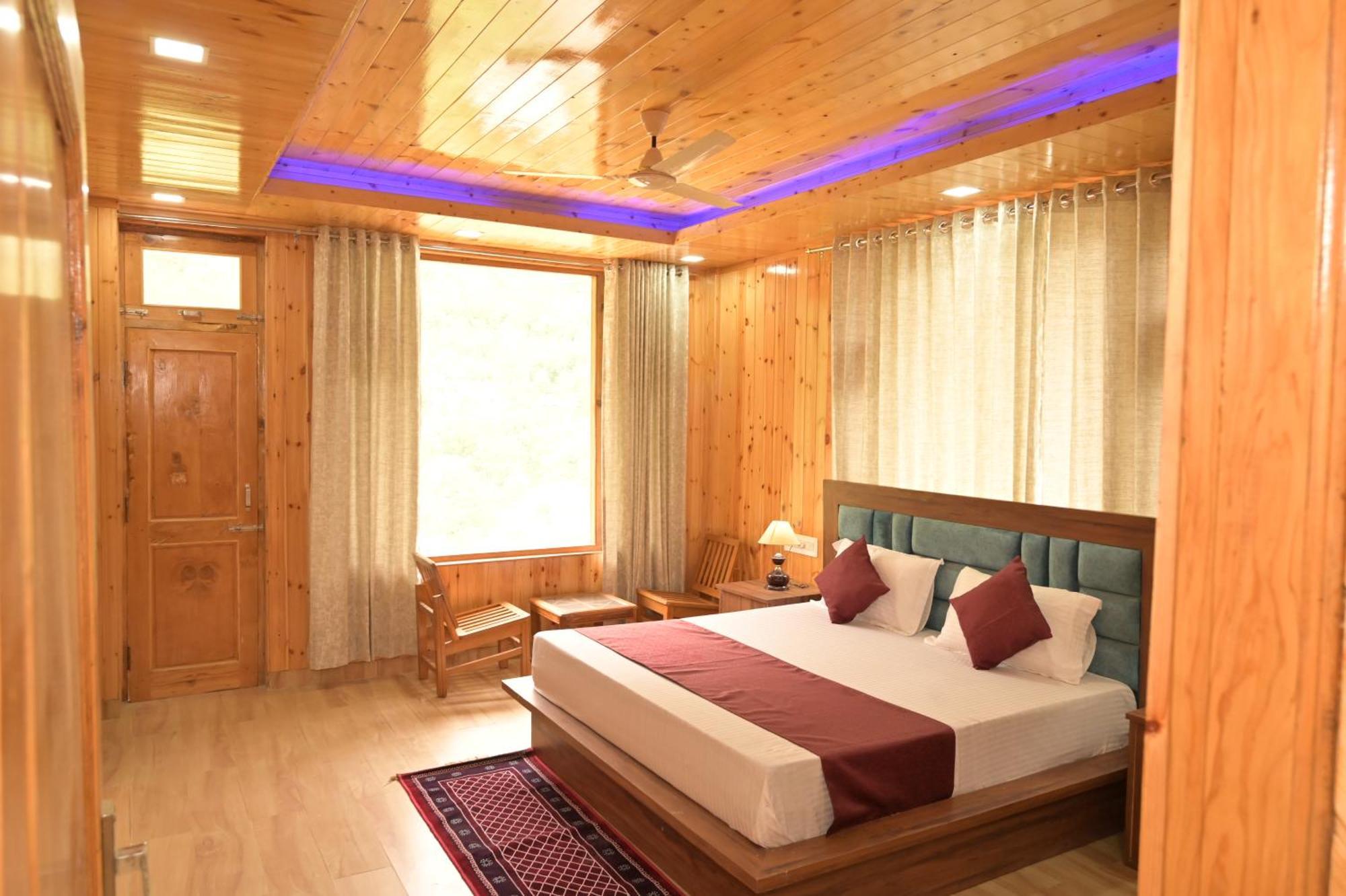 Hotel Royal Galaxy Tirthan Banjār Dış mekan fotoğraf